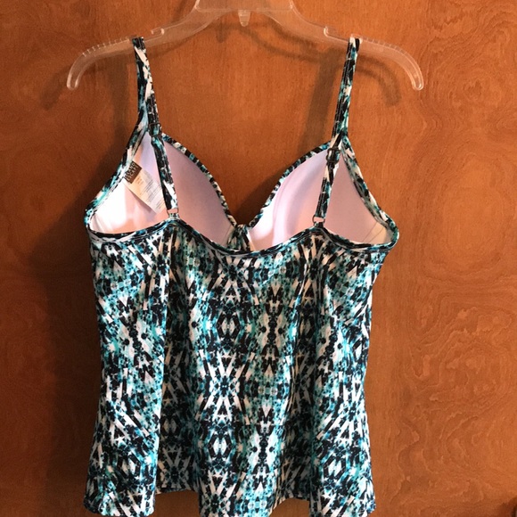 🍀 Island Escape Underwire Tankini Top (10) - Picture 3 of 6